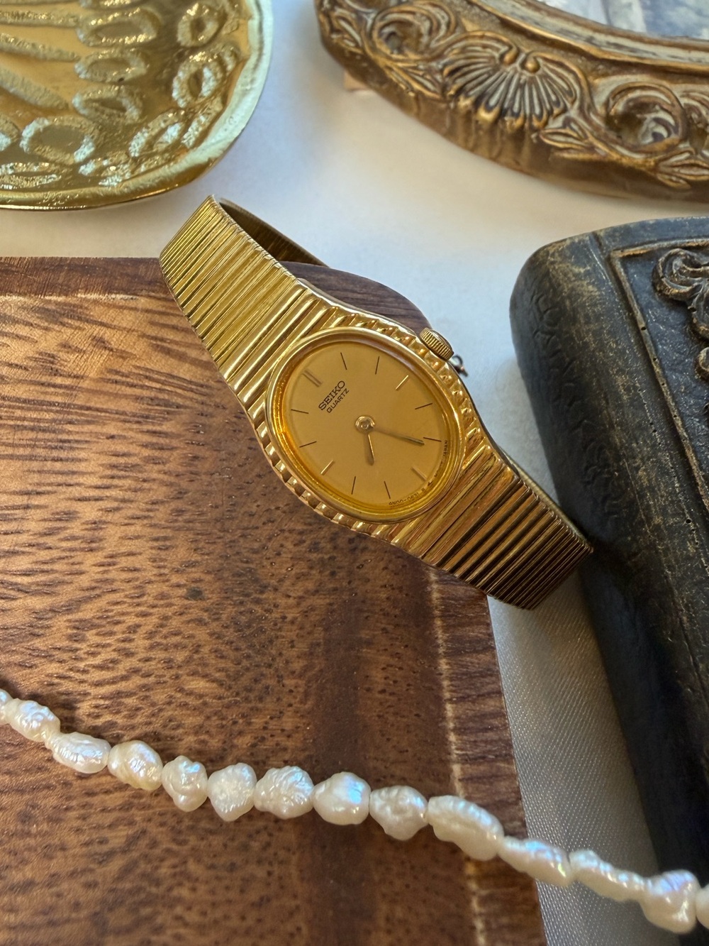 GOLD TONE SEIKO WOMAN WATCH OVAL DIAL